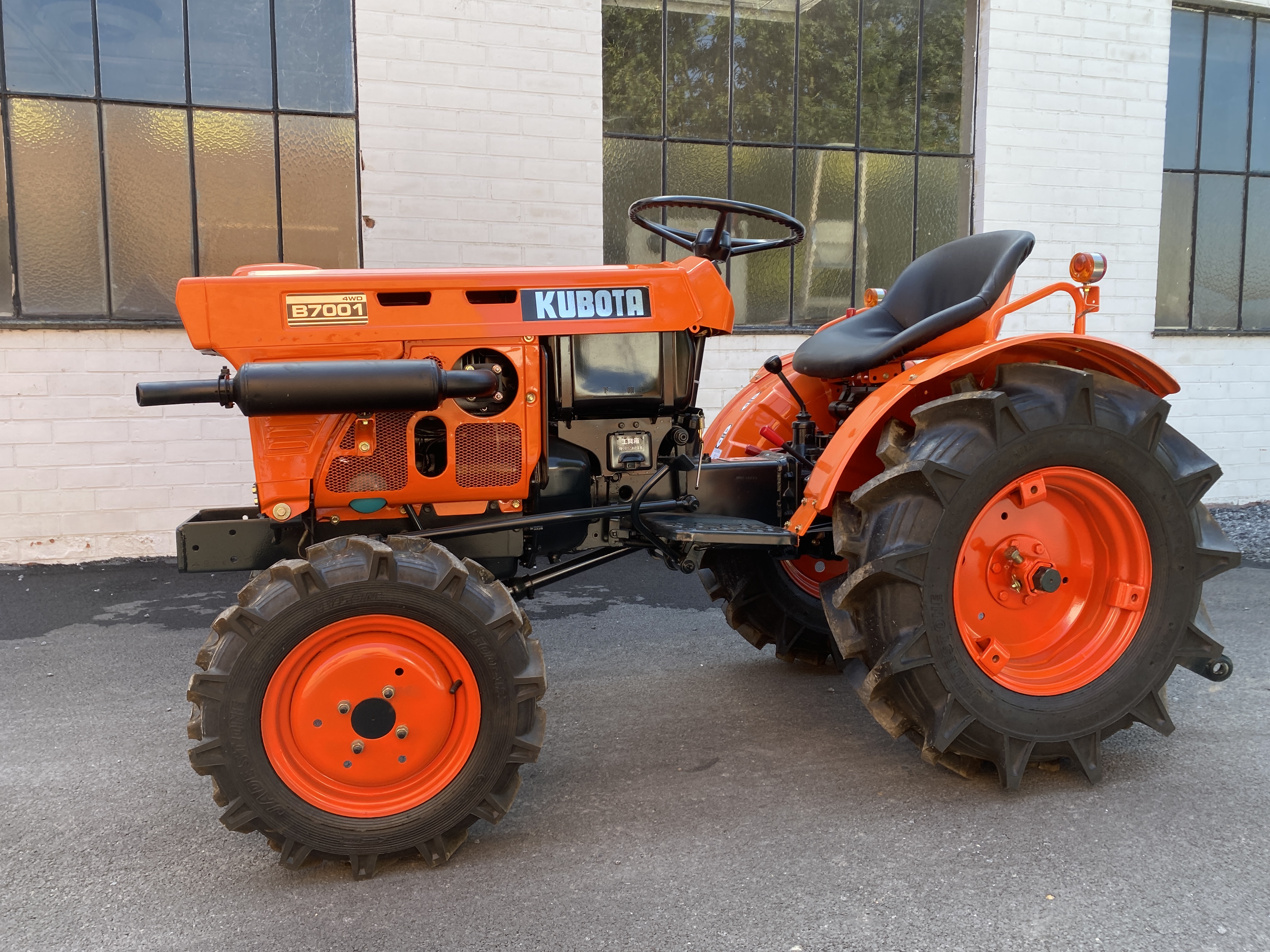 Kubota B7001DT