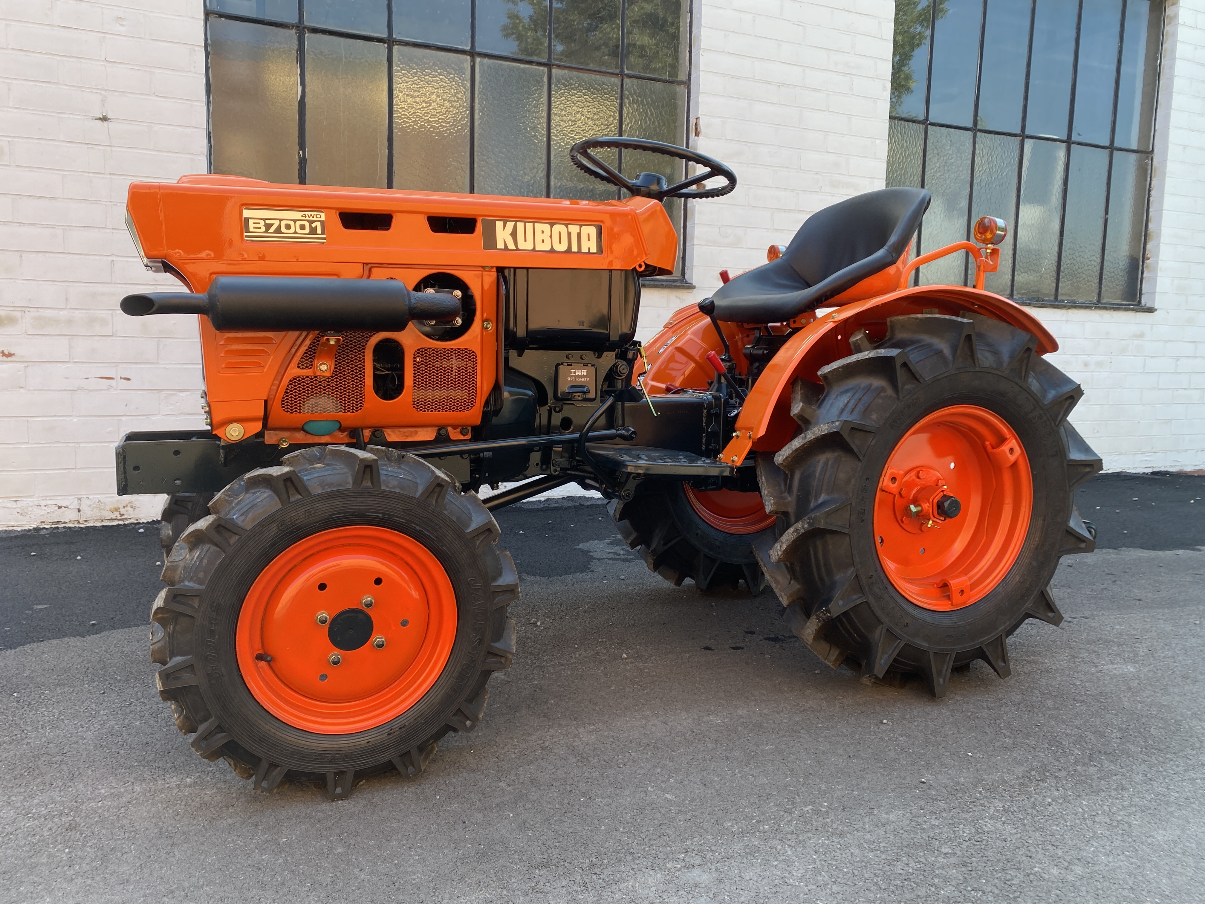 Kubota B7001DT